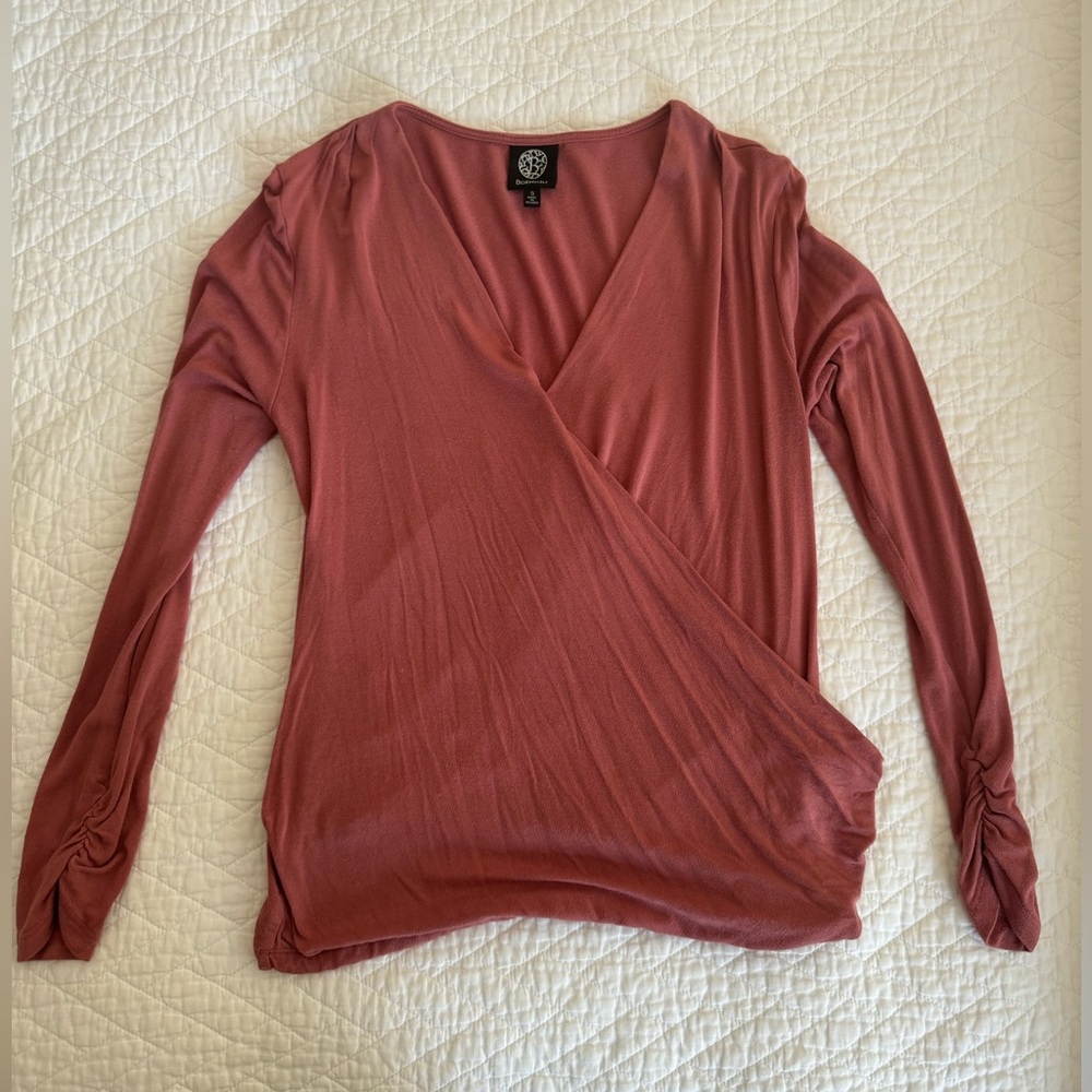 Wrap style top. Stretchy material. Fitted.